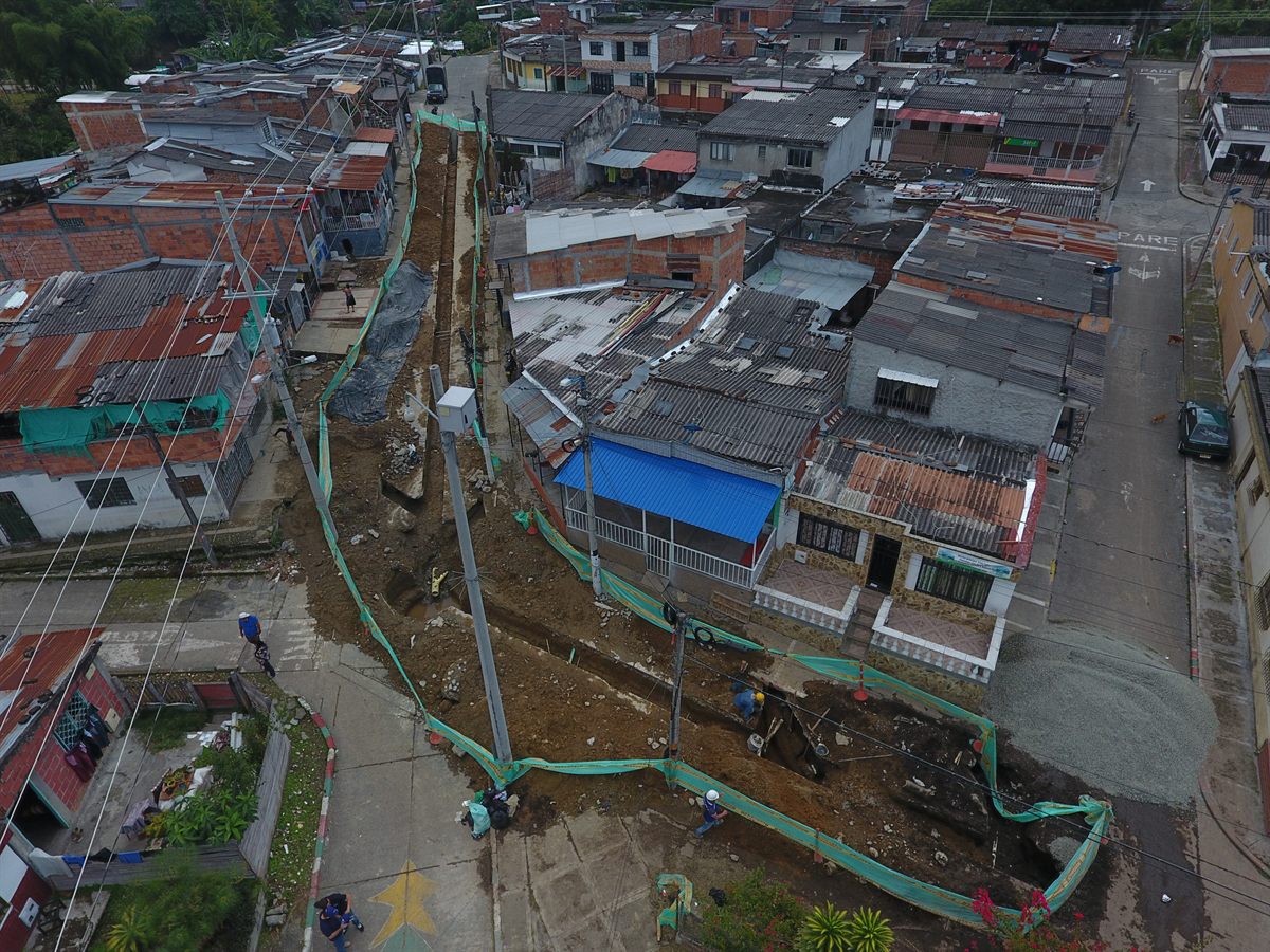 Equipo de YU Construcciones ejecutando obra de alcantarillado
