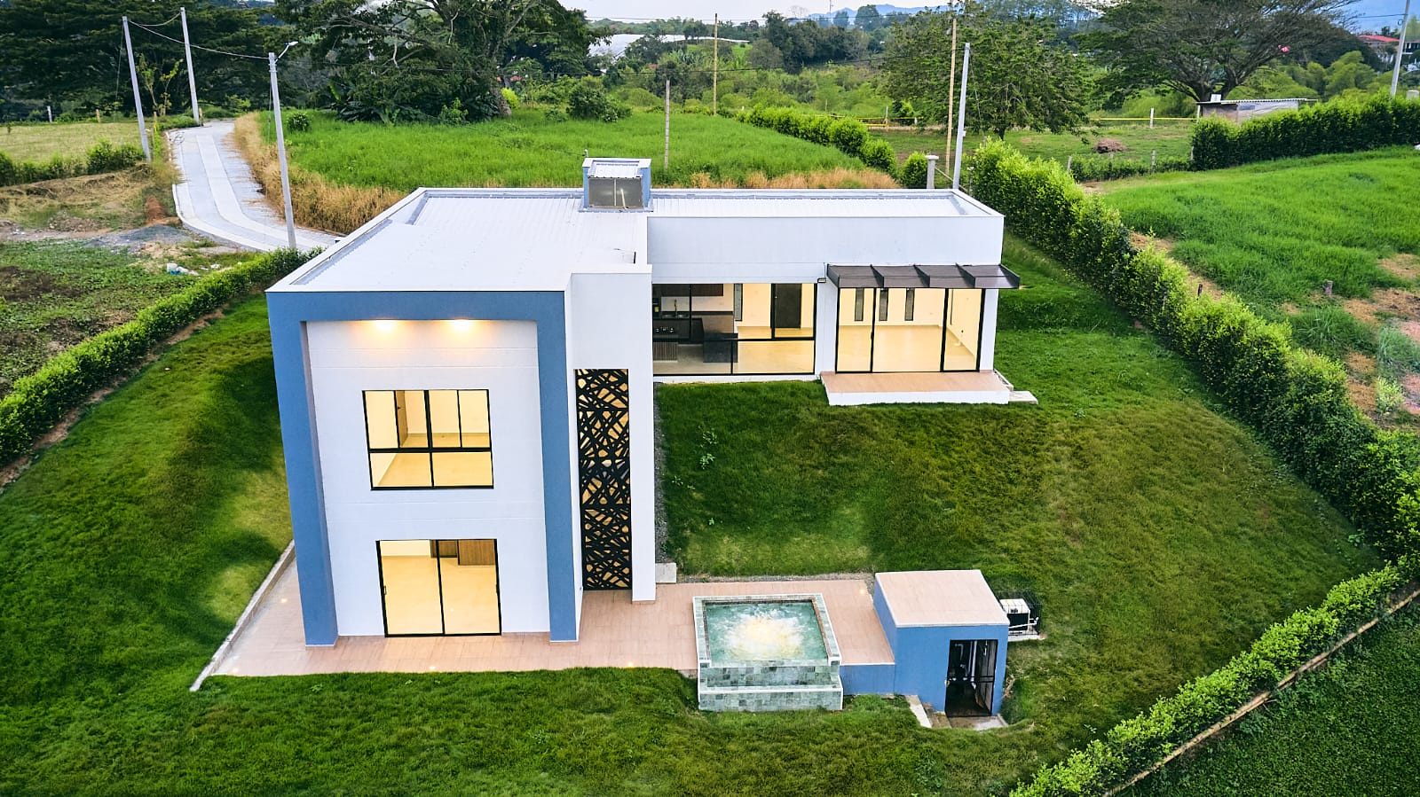 Two-storey country house built in Alcalá, Valle del Cauca, Colombia (1/6)