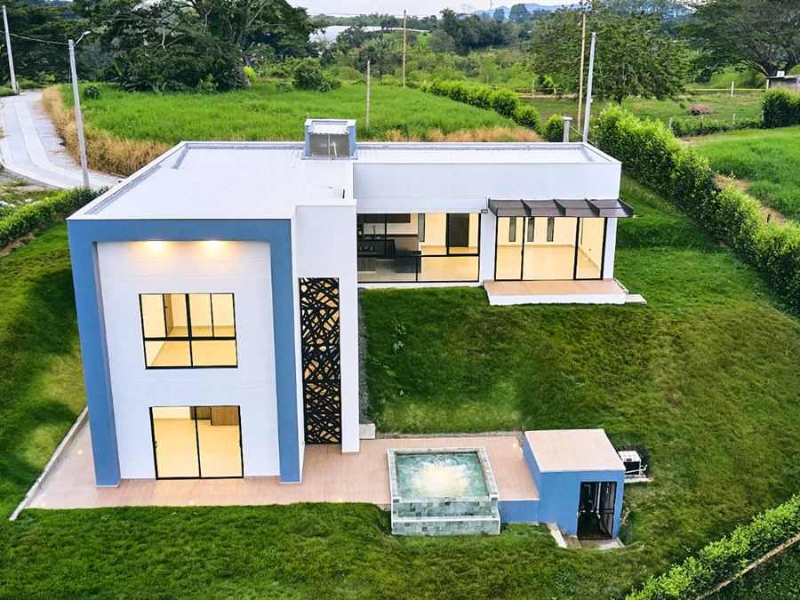 Casa campestre de dos niveles construida en Alcalá, Valle del Cauca