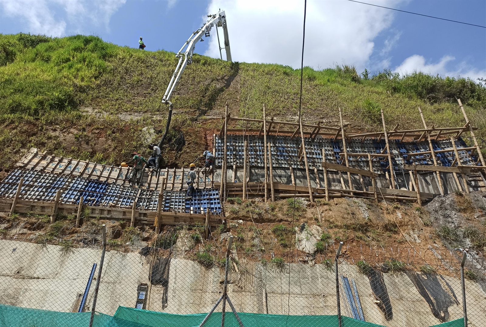 Obras de contención y estabilización de taludes en el Aeropuerto Matecaña de Pereira (1/3)