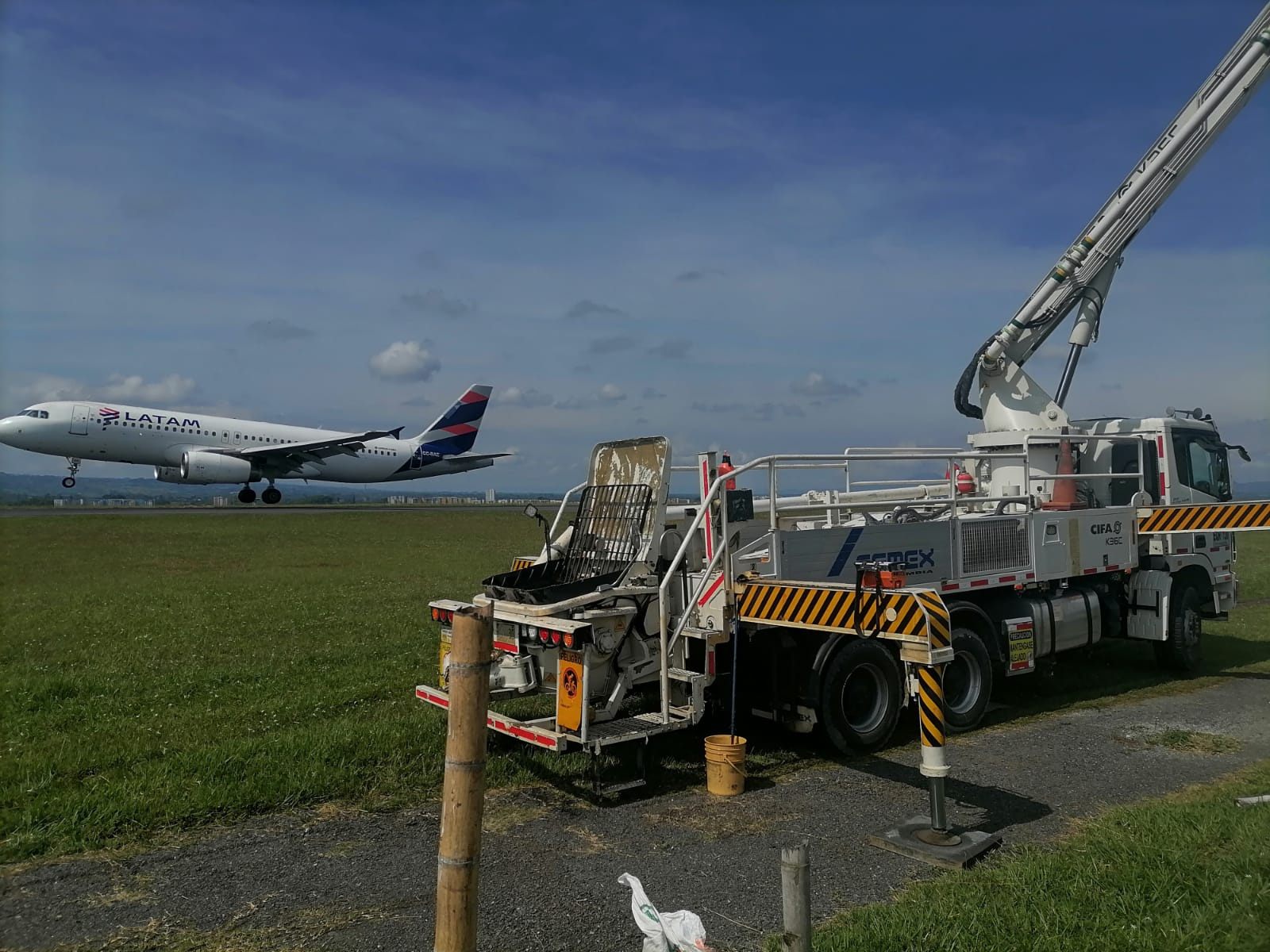 Obras de contención y estabilización de taludes en el Aeropuerto Matecaña de Pereira (2/3)